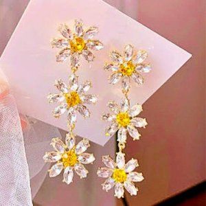 NWT Crystal Dangle Earrings Daisy Flowers Rhinestone Yellow Gold Daisies Drop